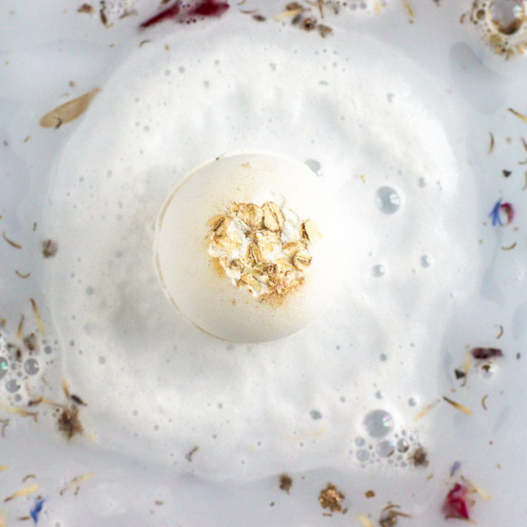 Bath bomb Dreamwithus made of honey and oatmeal