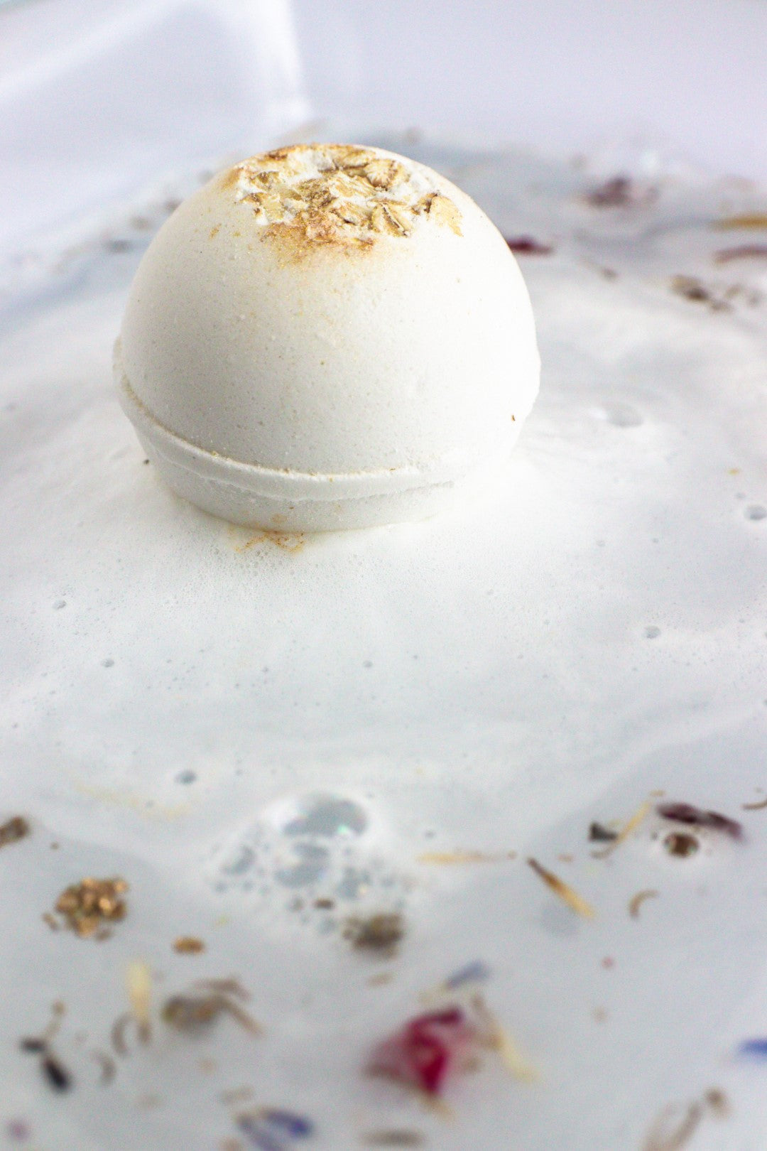 Bath bomb Dreamwithus made of honey and oatmeal